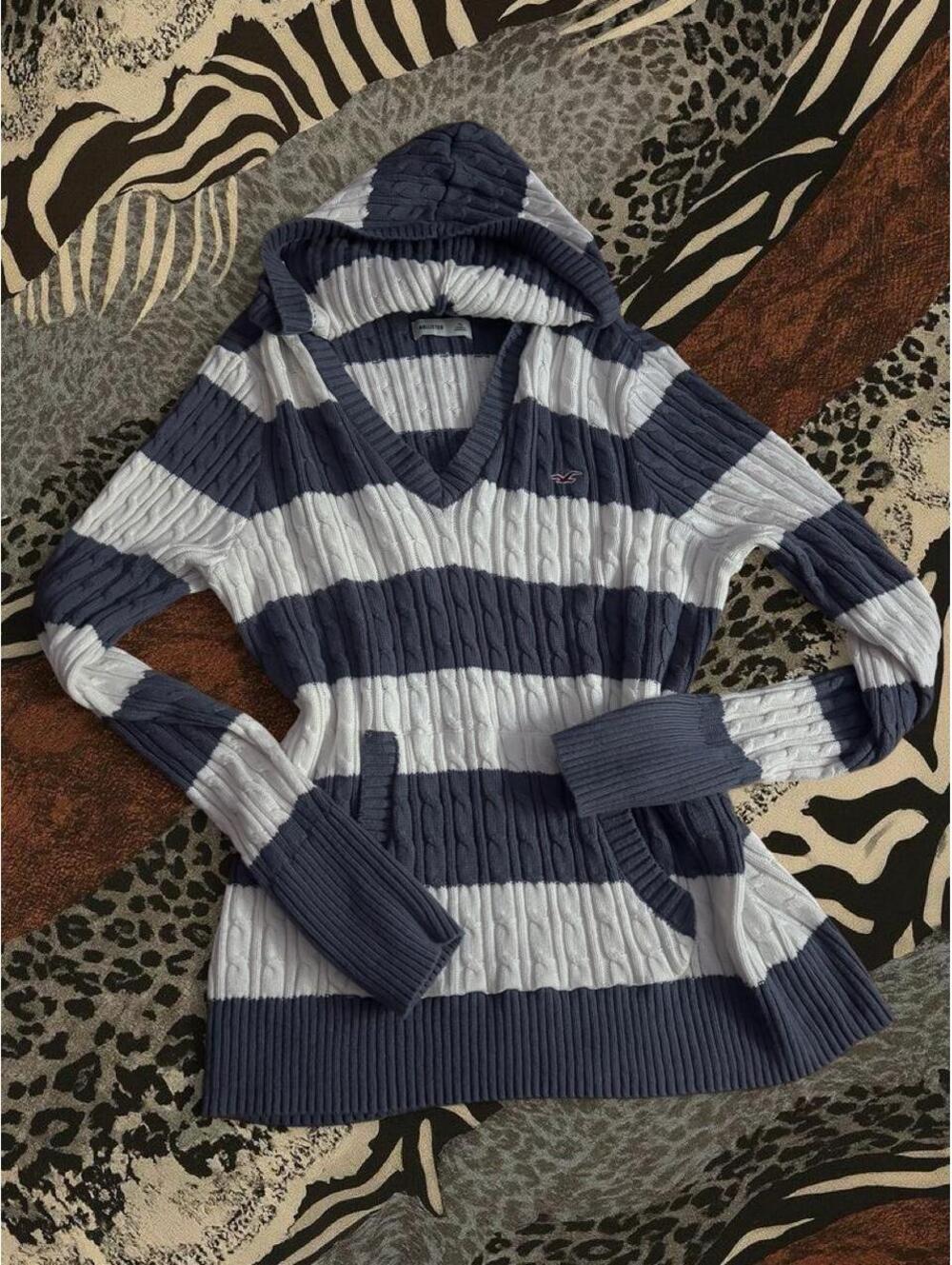 Hollister Co. navy and white striped hoodie with pockets, size XL #preppy #cozy